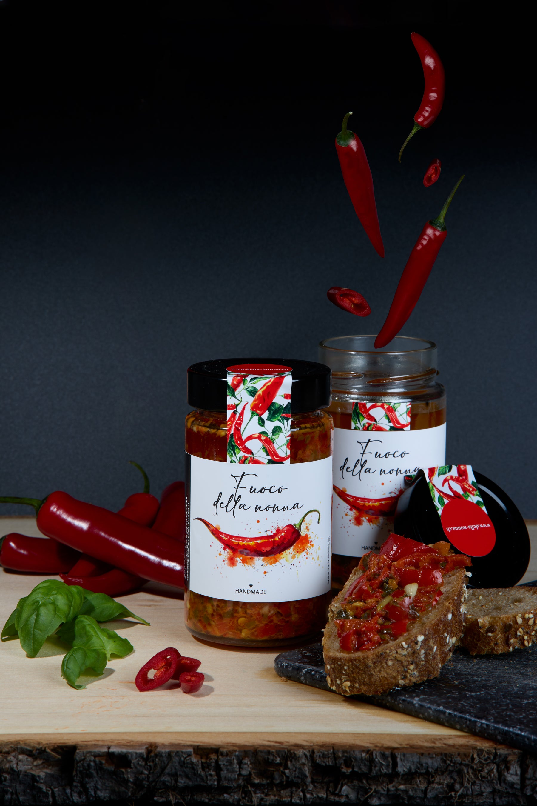 Fuoco della Nonna mit Chilis, Basilikum und Sauce auf Brot