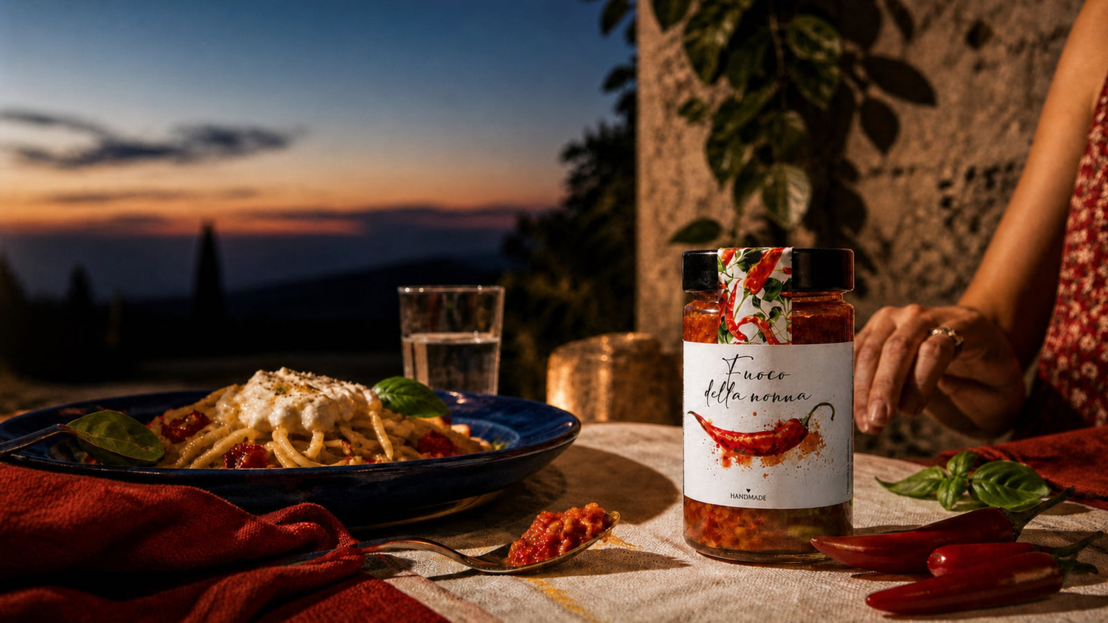 Fuoco della nonna auf einer italienischen Tafel mit Pasta und Chili